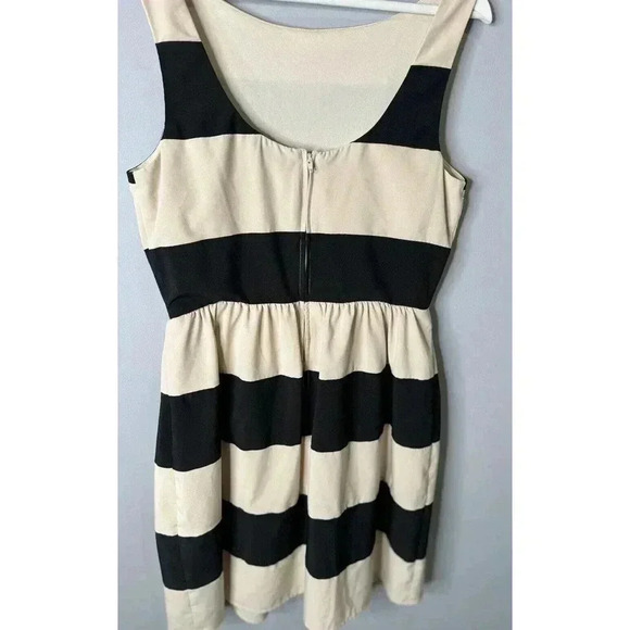B. Darlin, Color Black And Crème Stripped Dress, Juniors Size 11/12 - Picture 5 of 6